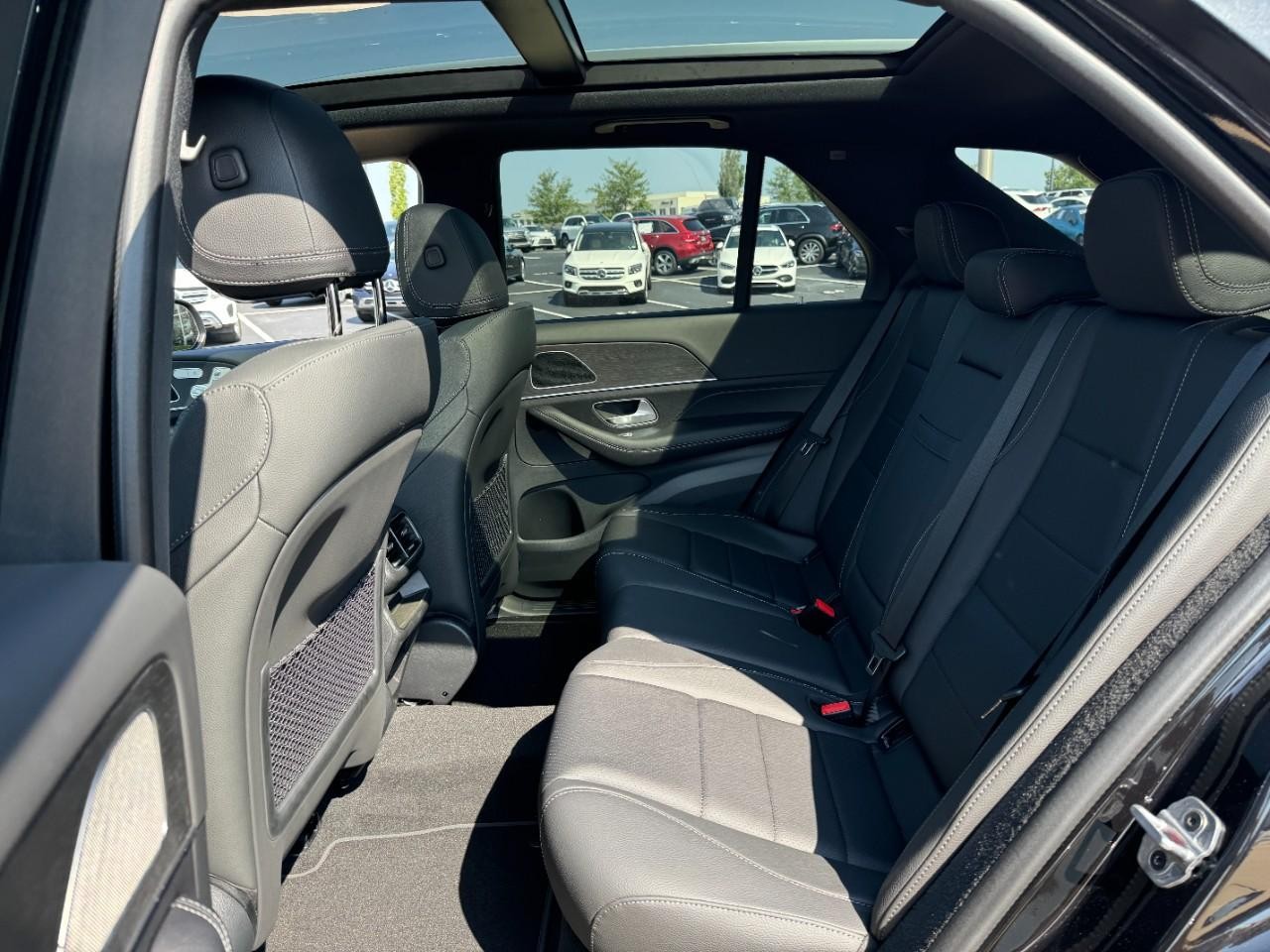 Mercedes-Benz GLE Vehicle Full-screen Gallery Image 8