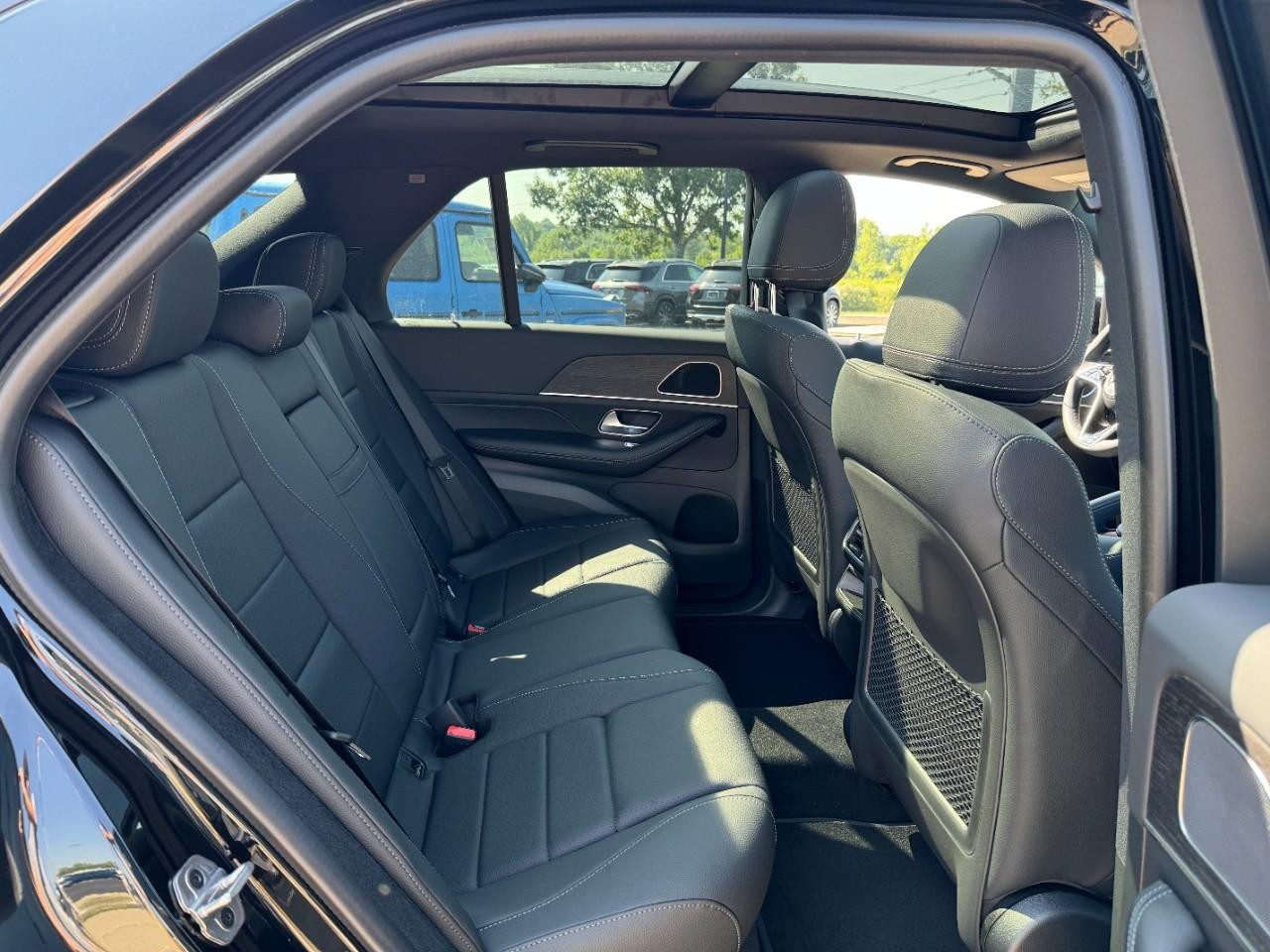 Mercedes-Benz GLE Vehicle Full-screen Gallery Image 10