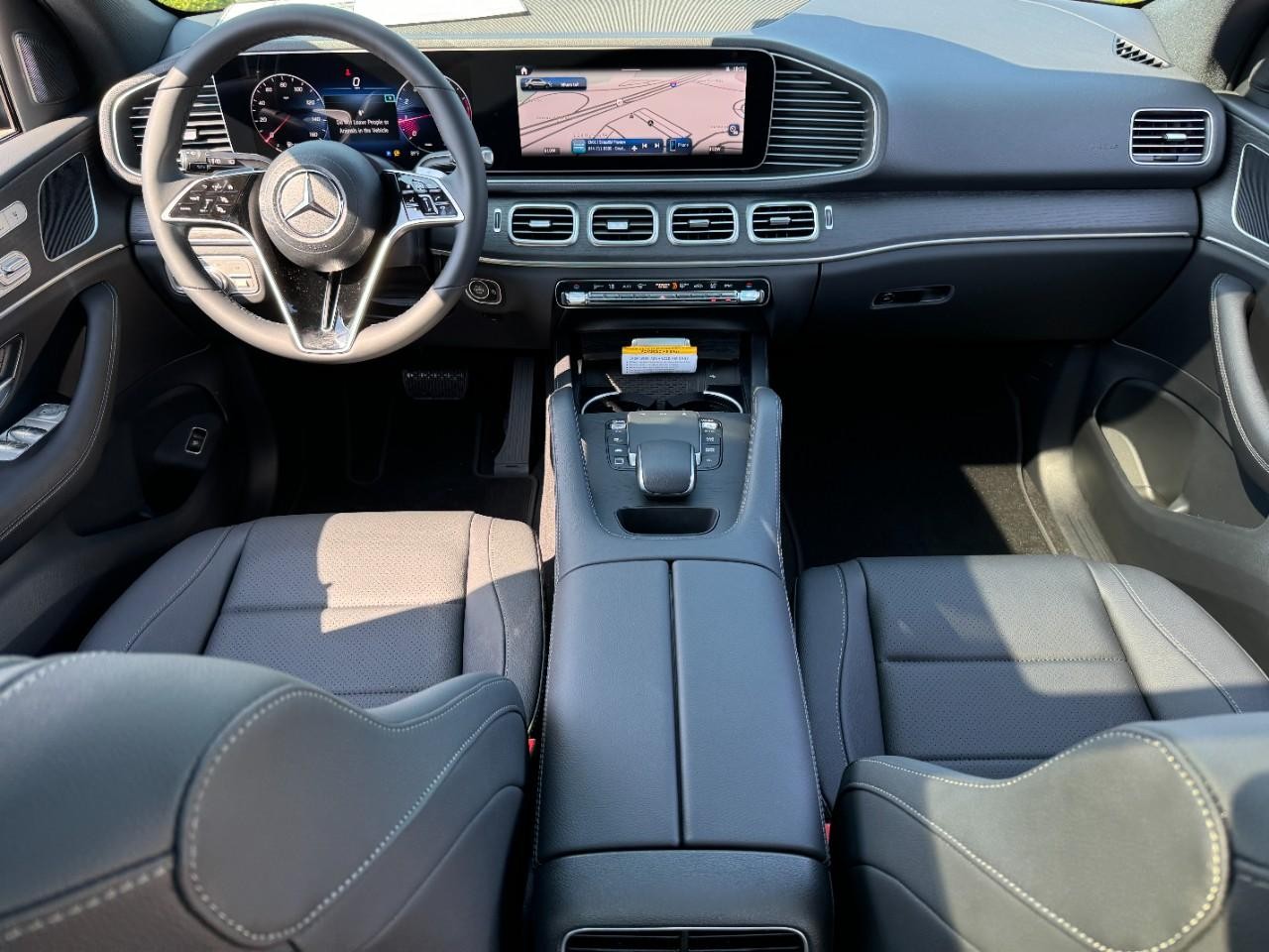 Mercedes-Benz GLE Vehicle Full-screen Gallery Image 12