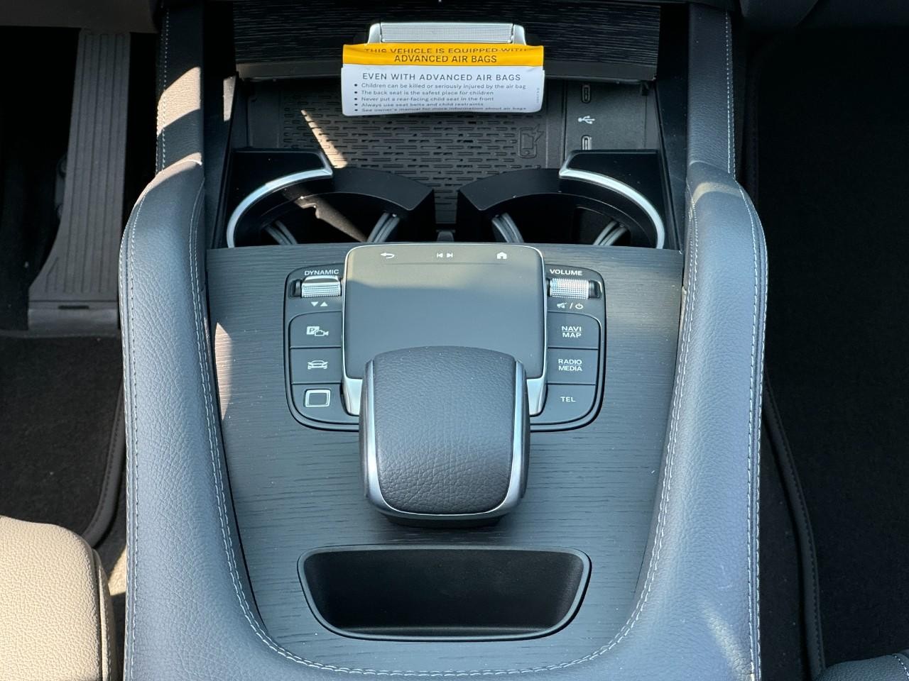 Mercedes-Benz GLE Vehicle Full-screen Gallery Image 16