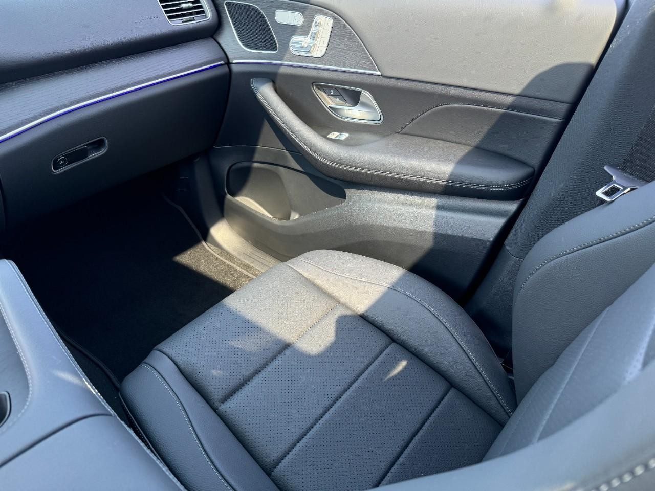 Mercedes-Benz GLE Vehicle Full-screen Gallery Image 17