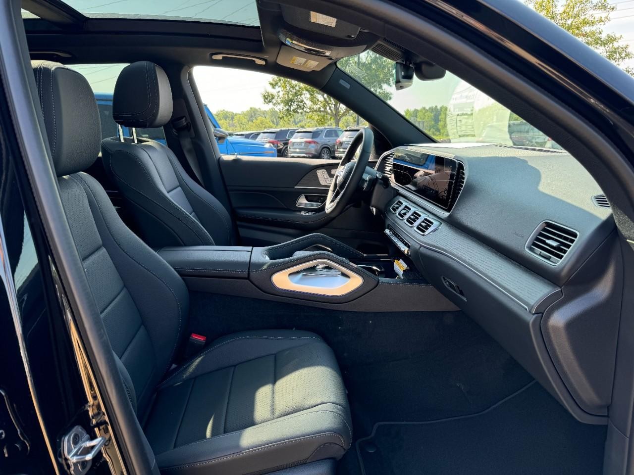 Mercedes-Benz GLE Vehicle Full-screen Gallery Image 18