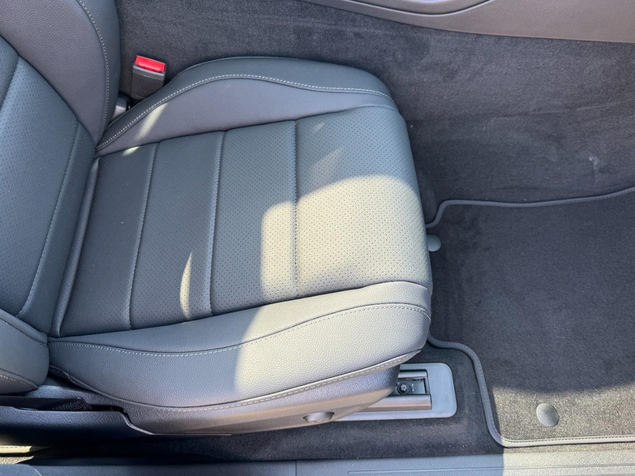 Mercedes-Benz GLE Vehicle Full-screen Gallery Image 19