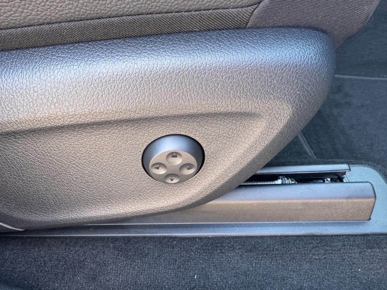 Mercedes-Benz GLE Vehicle Full-screen Gallery Image 20