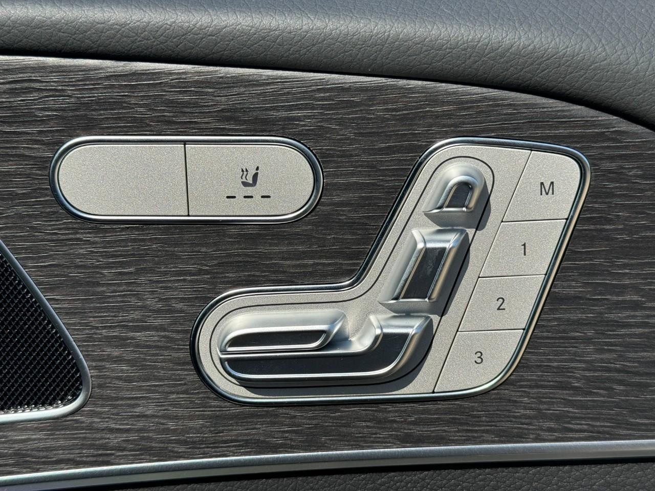 Mercedes-Benz GLE Vehicle Full-screen Gallery Image 21