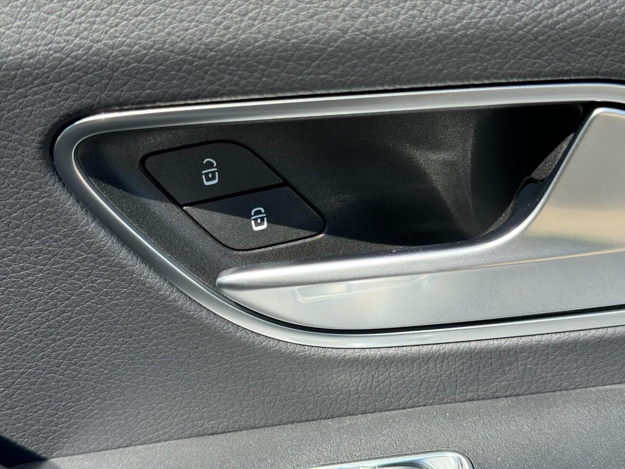 Mercedes-Benz GLE Vehicle Full-screen Gallery Image 22