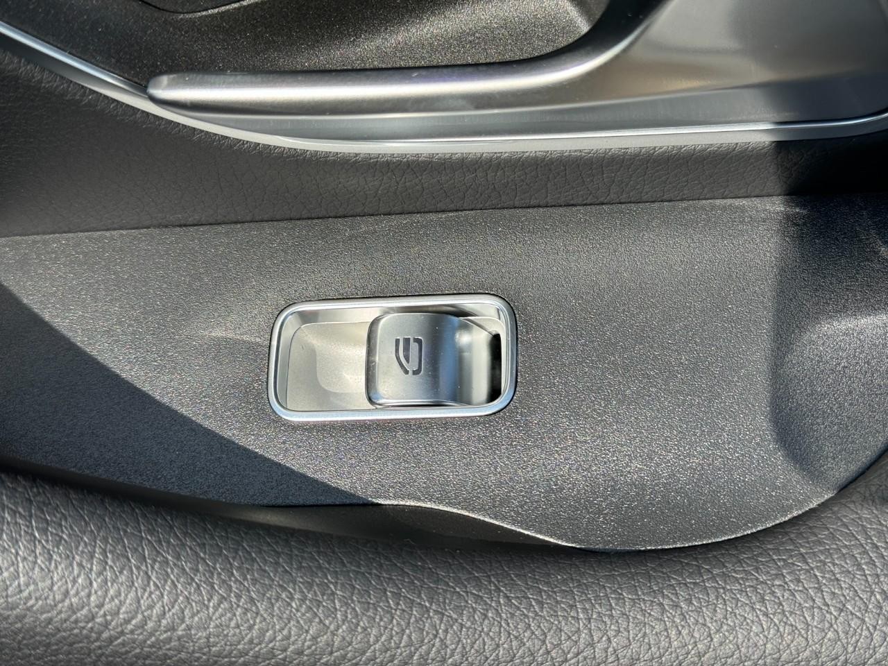 Mercedes-Benz GLE Vehicle Full-screen Gallery Image 23