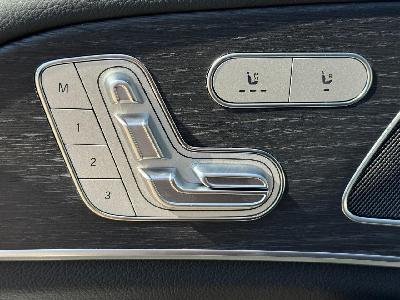 Mercedes-Benz GLE Vehicle Full-screen Gallery Image 24