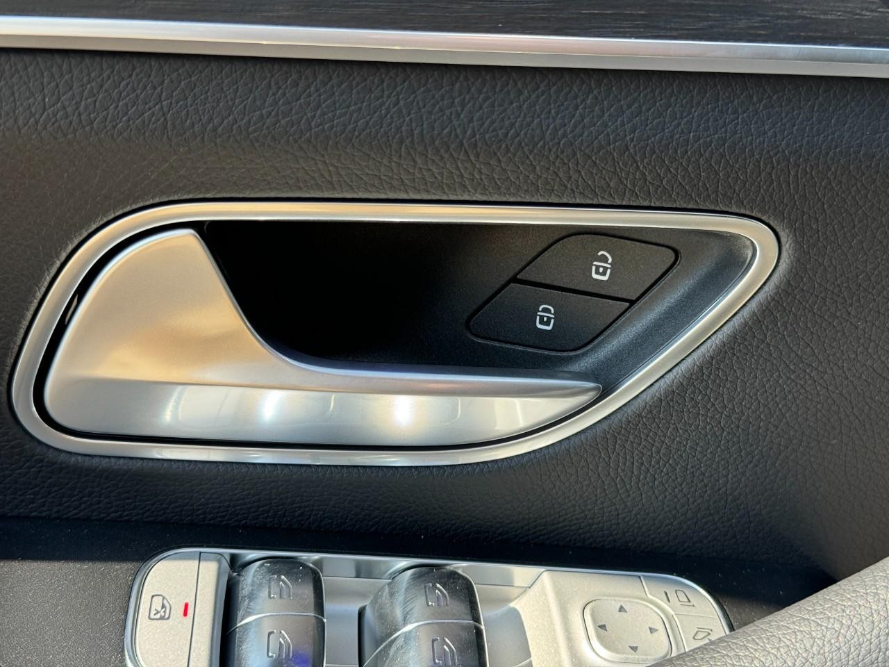 Mercedes-Benz GLE Vehicle Full-screen Gallery Image 25