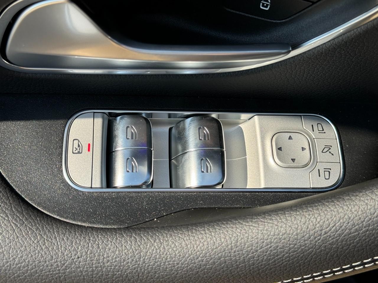 Mercedes-Benz GLE Vehicle Full-screen Gallery Image 26