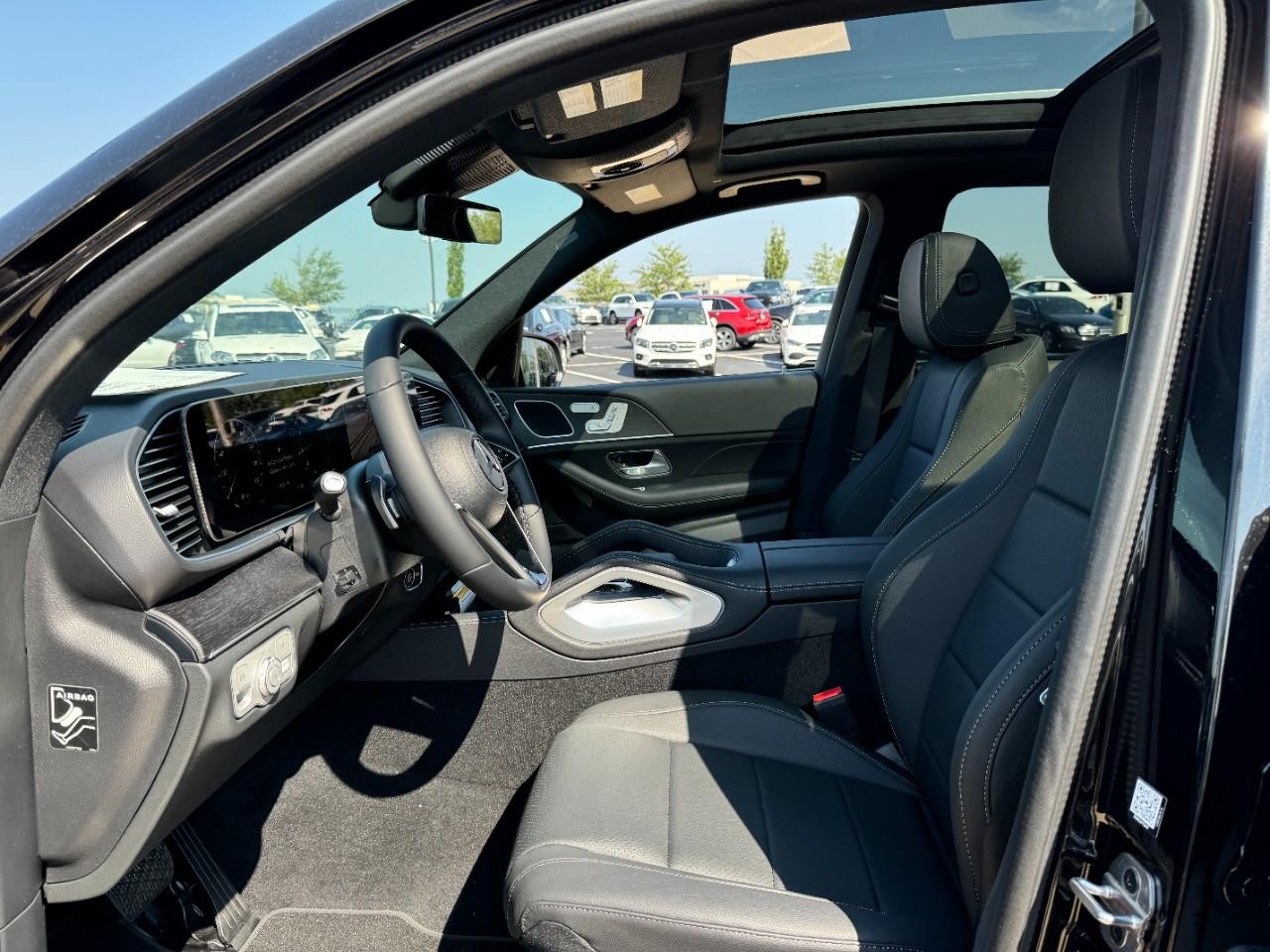 Mercedes-Benz GLE Vehicle Full-screen Gallery Image 28