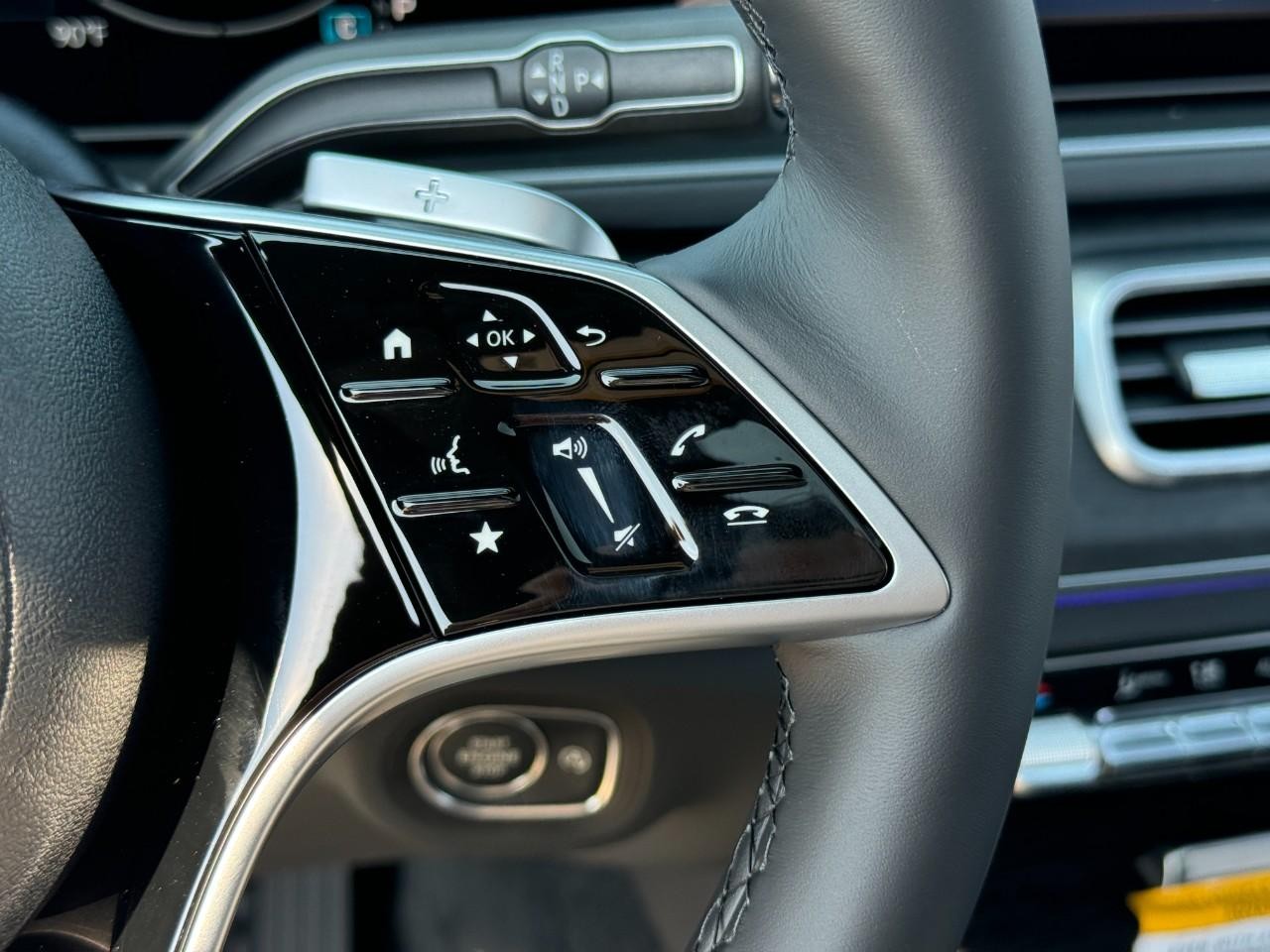 Mercedes-Benz GLE Vehicle Full-screen Gallery Image 33