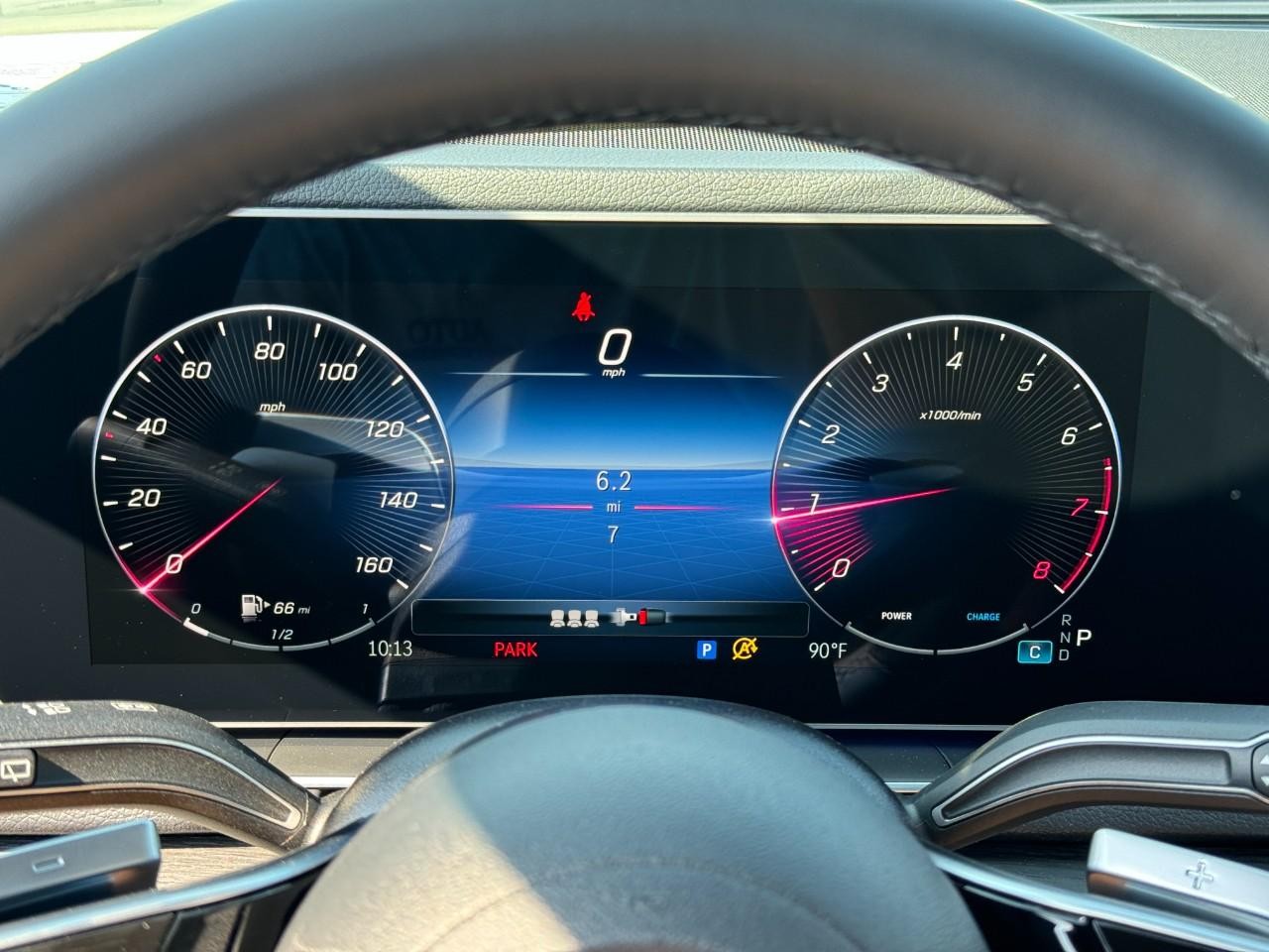 Mercedes-Benz GLE Vehicle Full-screen Gallery Image 34