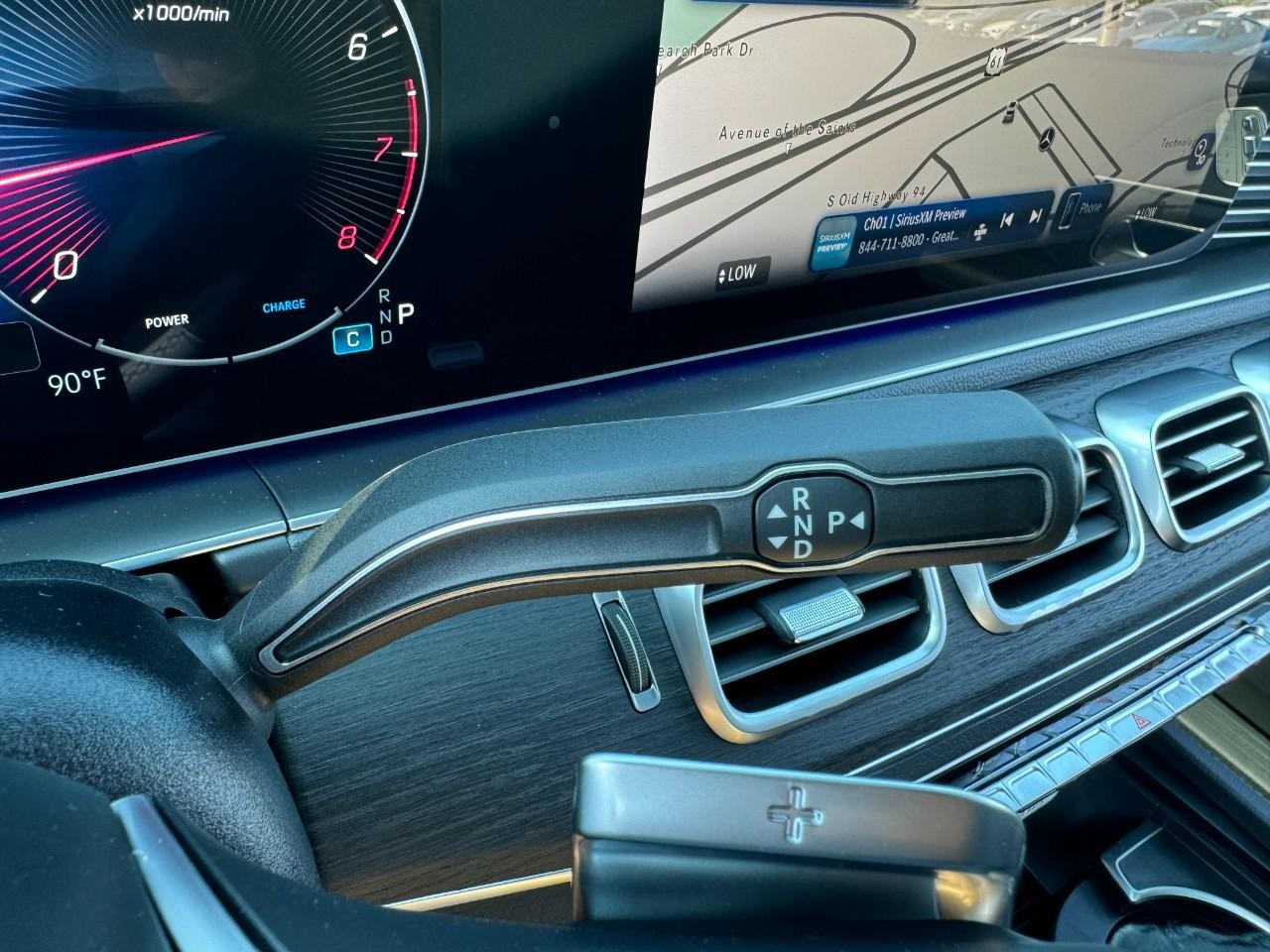 Mercedes-Benz GLE Vehicle Full-screen Gallery Image 35