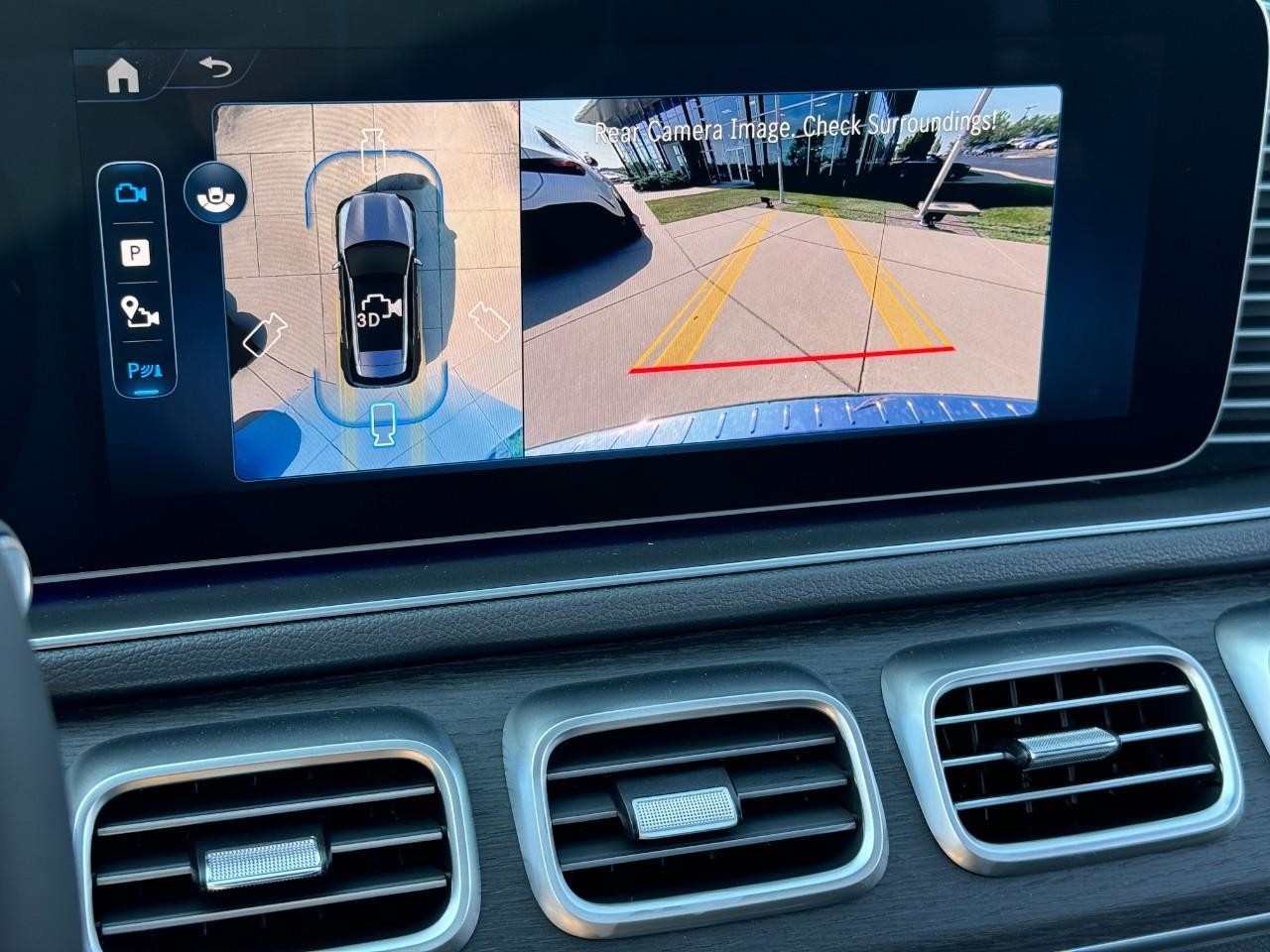 Mercedes-Benz GLE Vehicle Full-screen Gallery Image 36