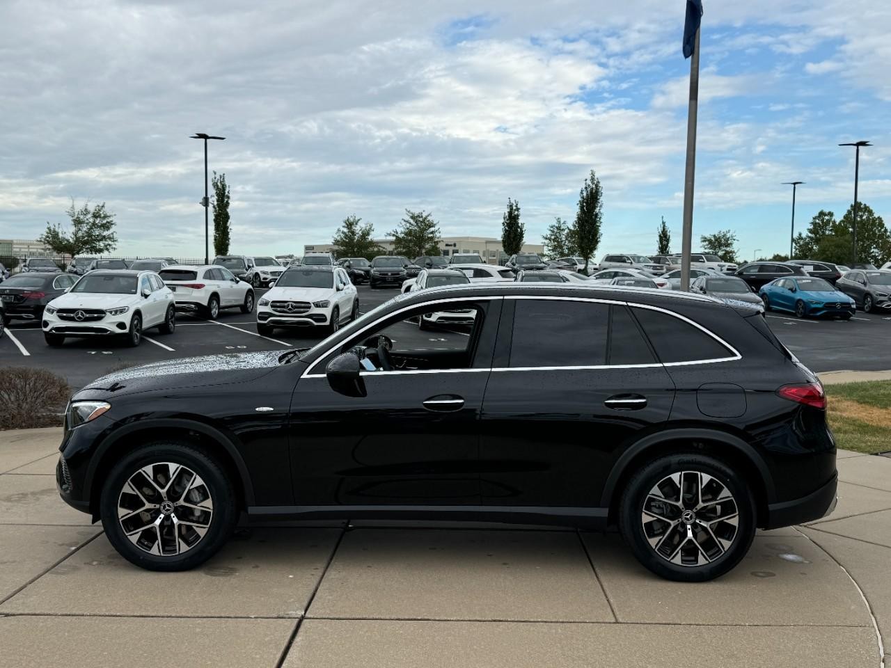 Mercedes-Benz GLC Vehicle Full-screen Gallery Image 2