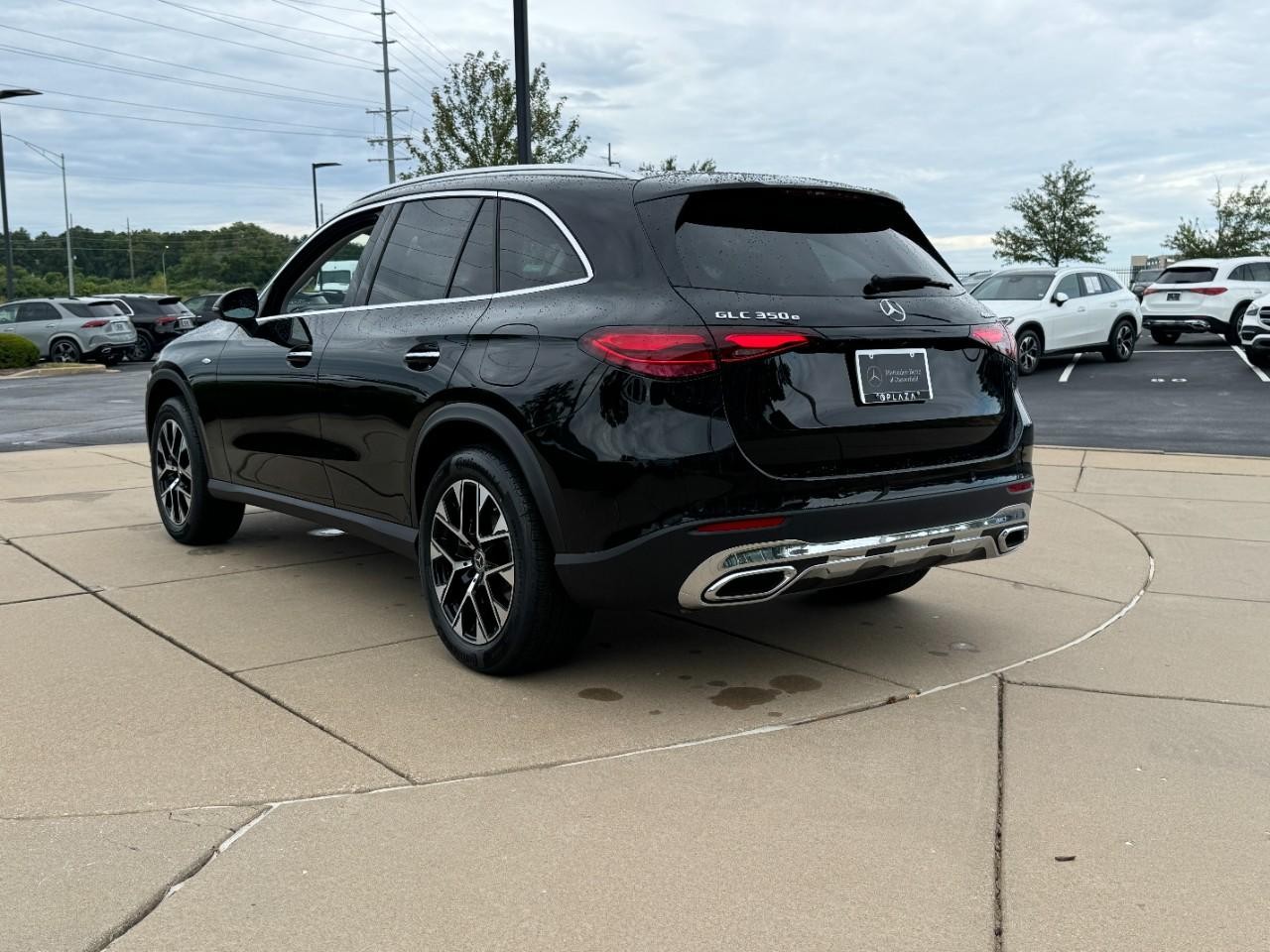 Mercedes-Benz GLC Vehicle Full-screen Gallery Image 3