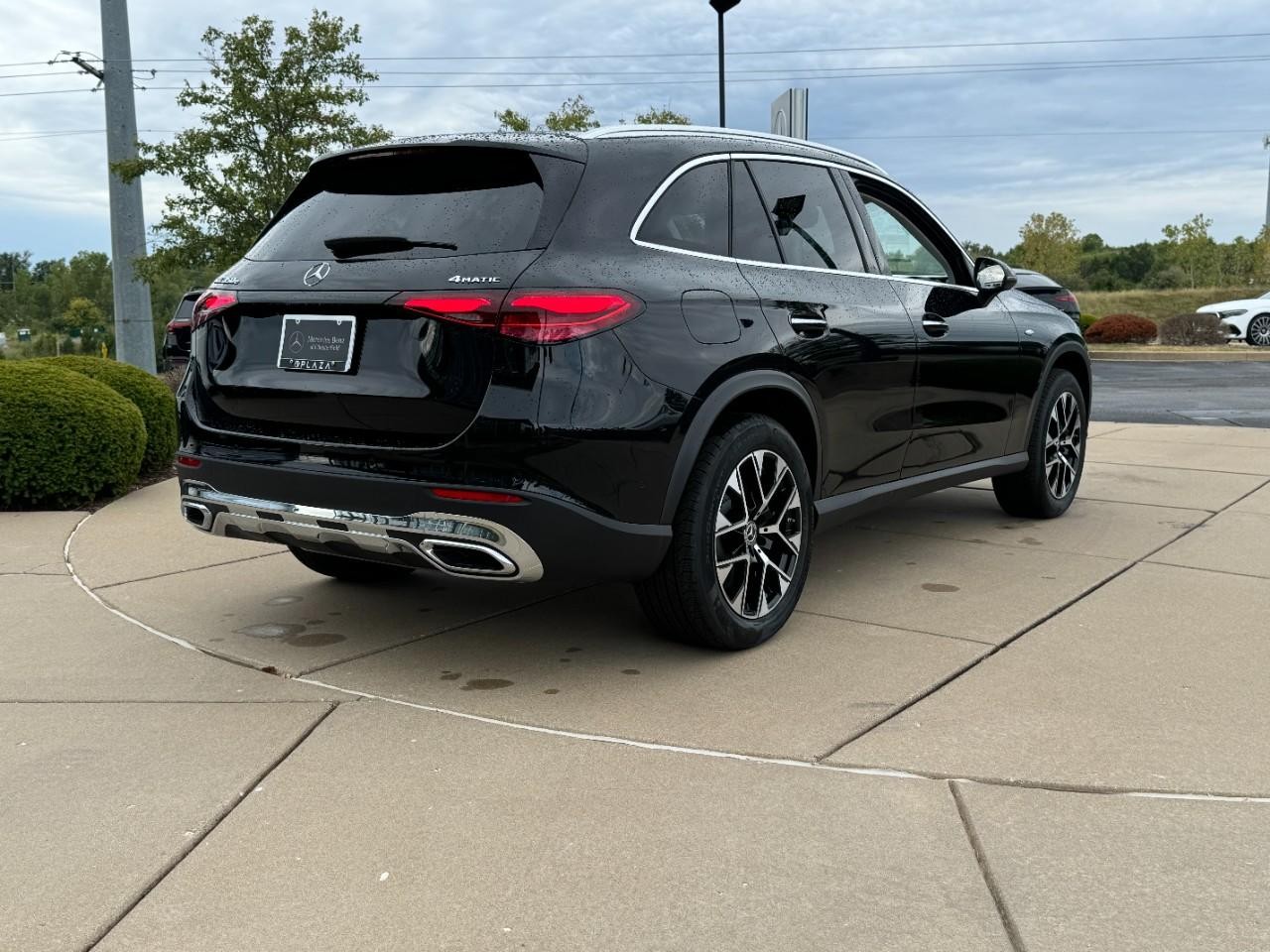 Mercedes-Benz GLC Vehicle Full-screen Gallery Image 4