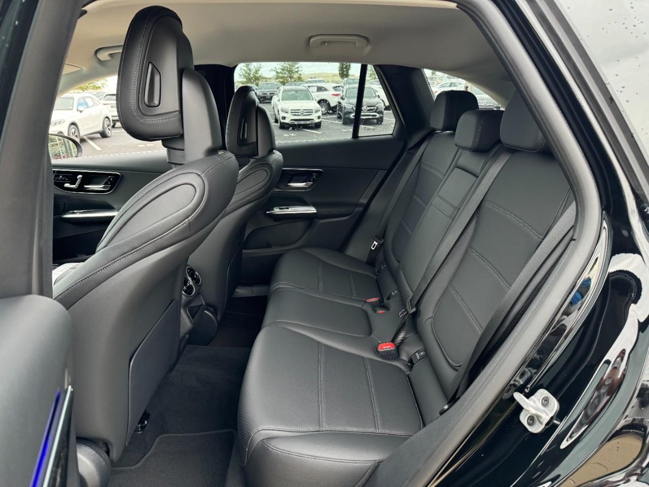 Mercedes-Benz GLC Vehicle Full-screen Gallery Image 8