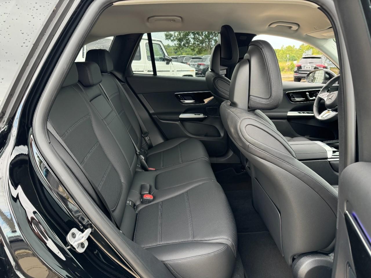 Mercedes-Benz GLC Vehicle Full-screen Gallery Image 10