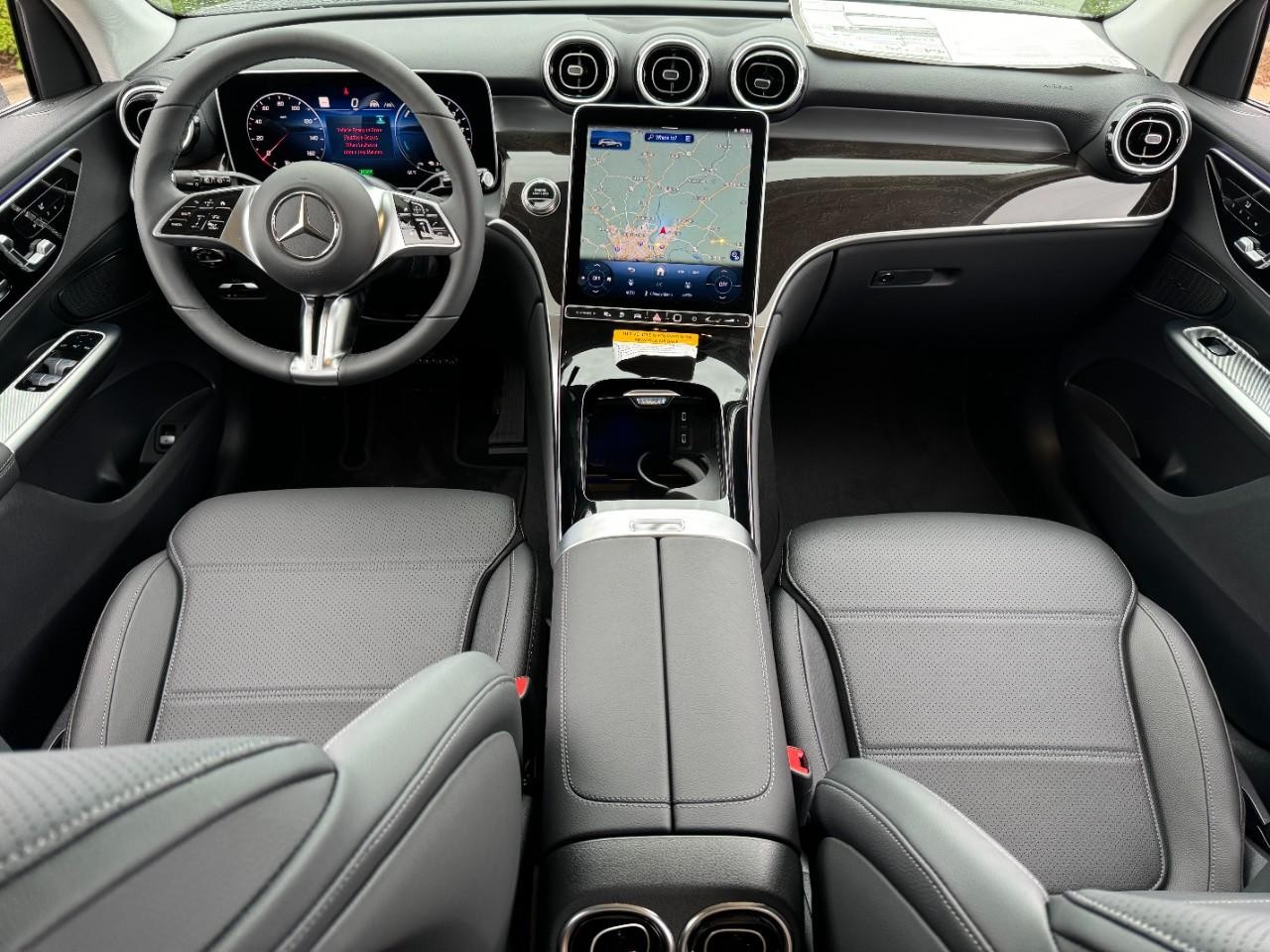 Mercedes-Benz GLC Vehicle Full-screen Gallery Image 11