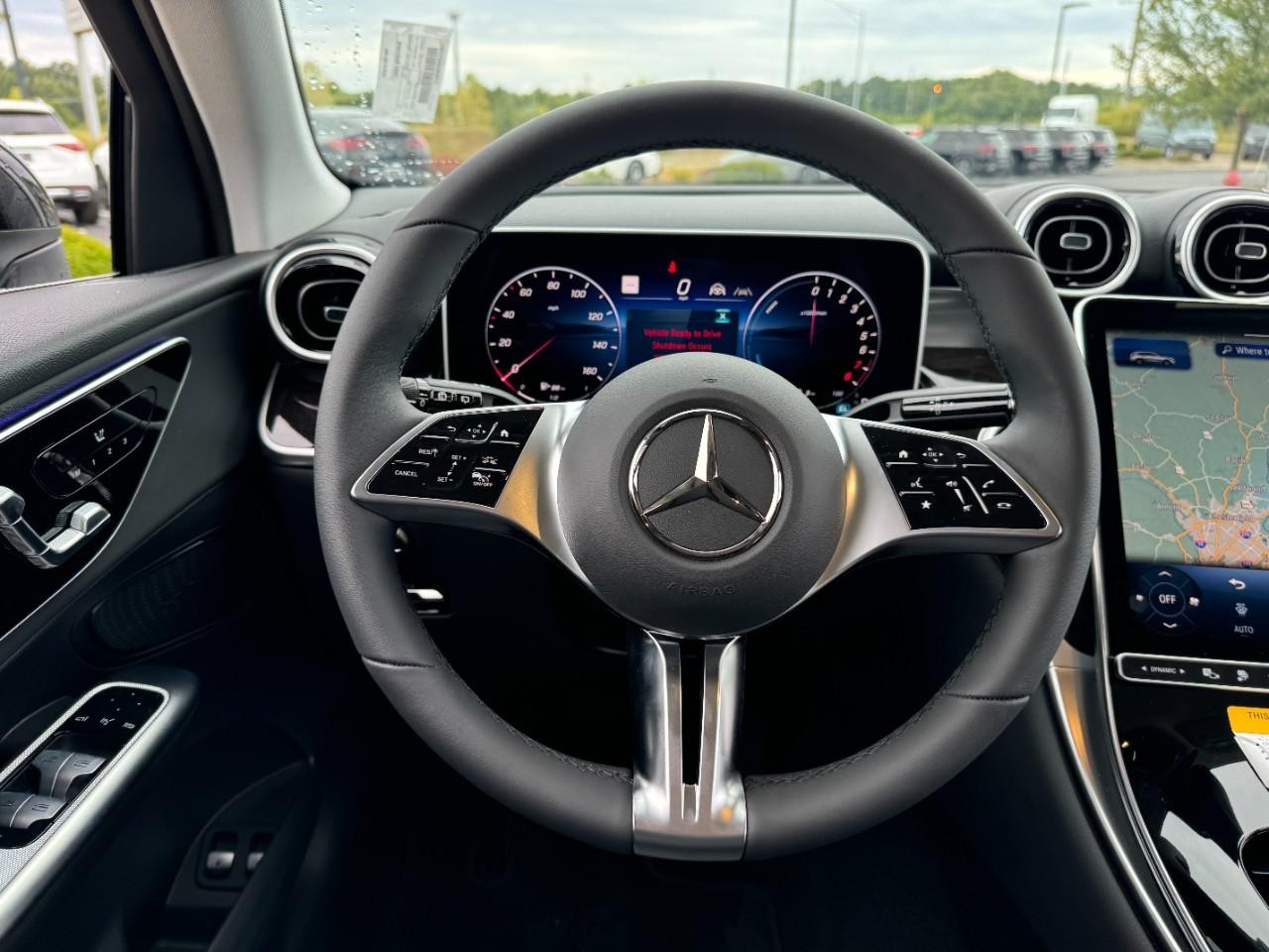 Mercedes-Benz GLC Vehicle Full-screen Gallery Image 12