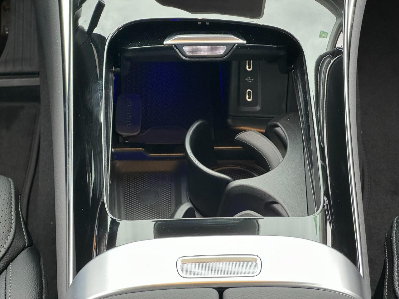 Mercedes-Benz GLC Vehicle Full-screen Gallery Image 14