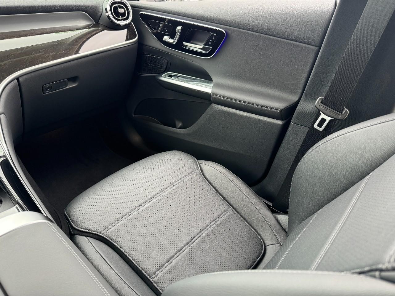 Mercedes-Benz GLC Vehicle Full-screen Gallery Image 15