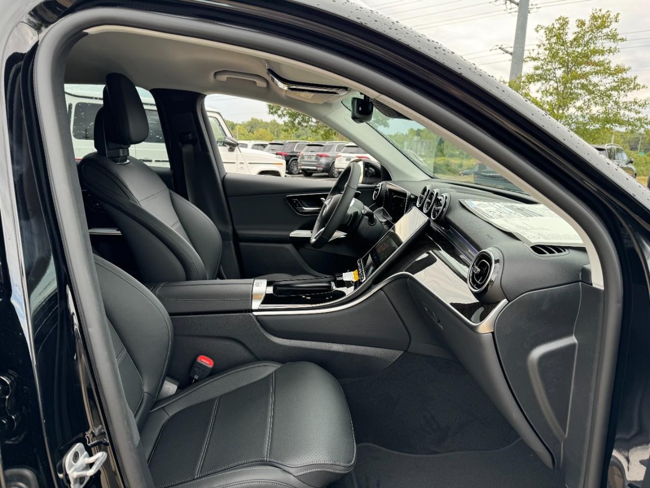 Mercedes-Benz GLC Vehicle Full-screen Gallery Image 16