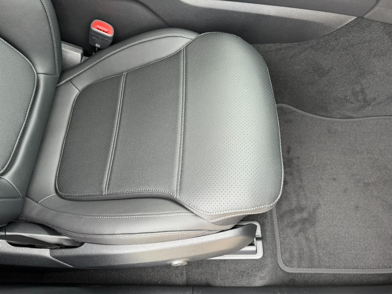 Mercedes-Benz GLC Vehicle Full-screen Gallery Image 17