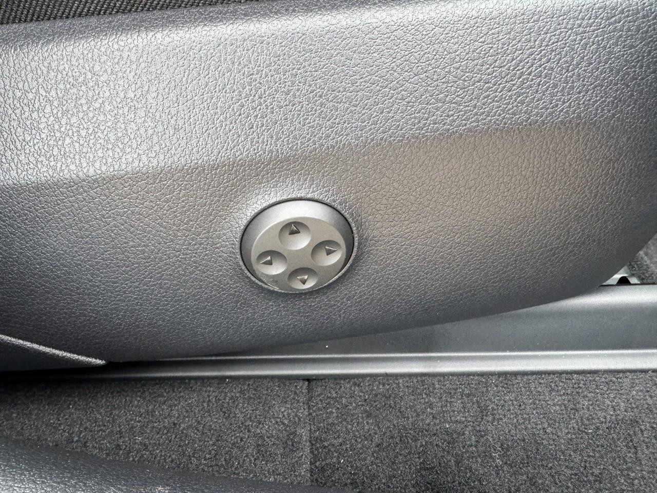 Mercedes-Benz GLC Vehicle Full-screen Gallery Image 18