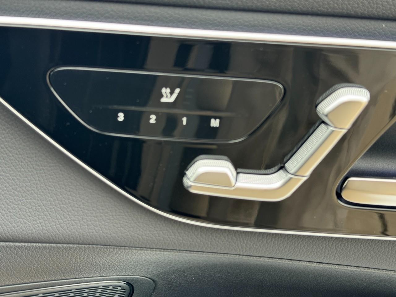 Mercedes-Benz GLC Vehicle Full-screen Gallery Image 19