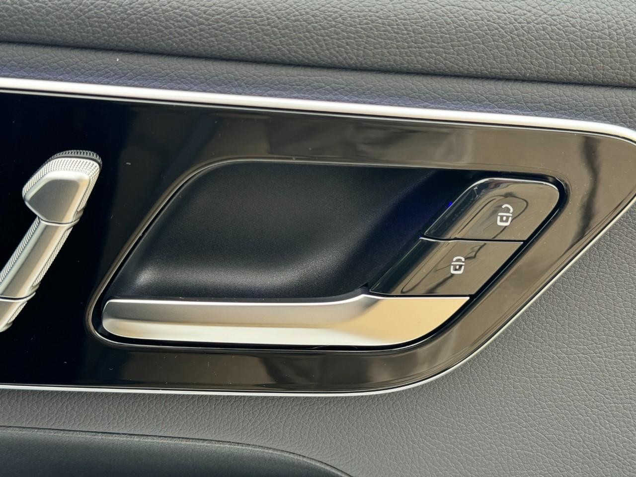 Mercedes-Benz GLC Vehicle Full-screen Gallery Image 20