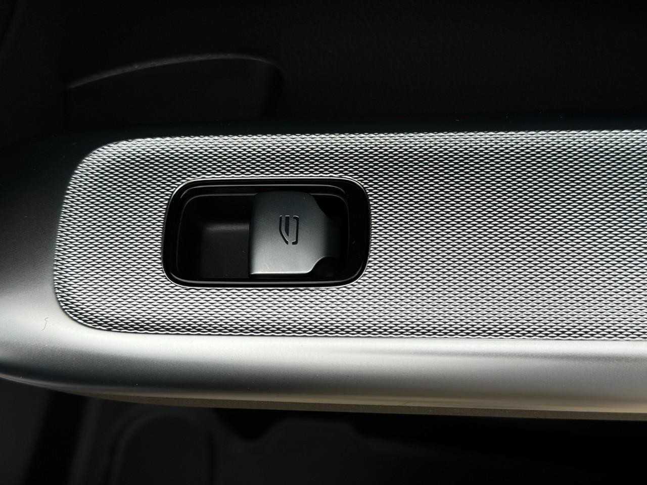 Mercedes-Benz GLC Vehicle Full-screen Gallery Image 21