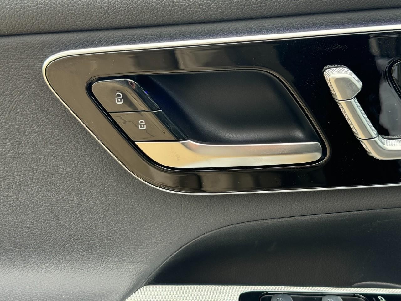 Mercedes-Benz GLC Vehicle Full-screen Gallery Image 23