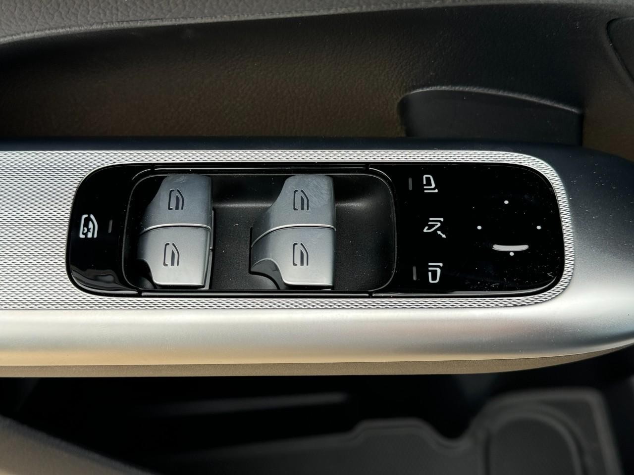 Mercedes-Benz GLC Vehicle Full-screen Gallery Image 24