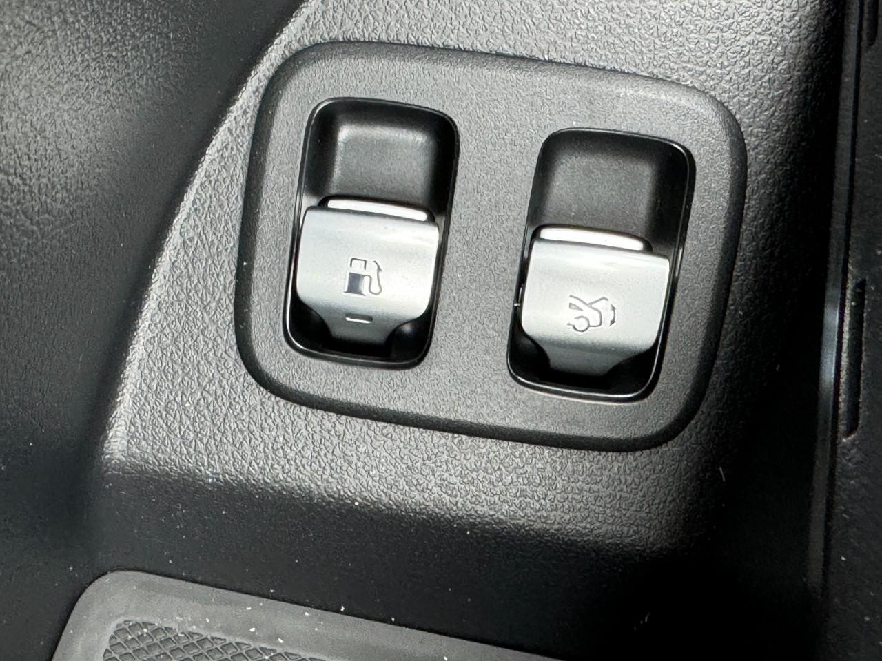 Mercedes-Benz GLC Vehicle Full-screen Gallery Image 25