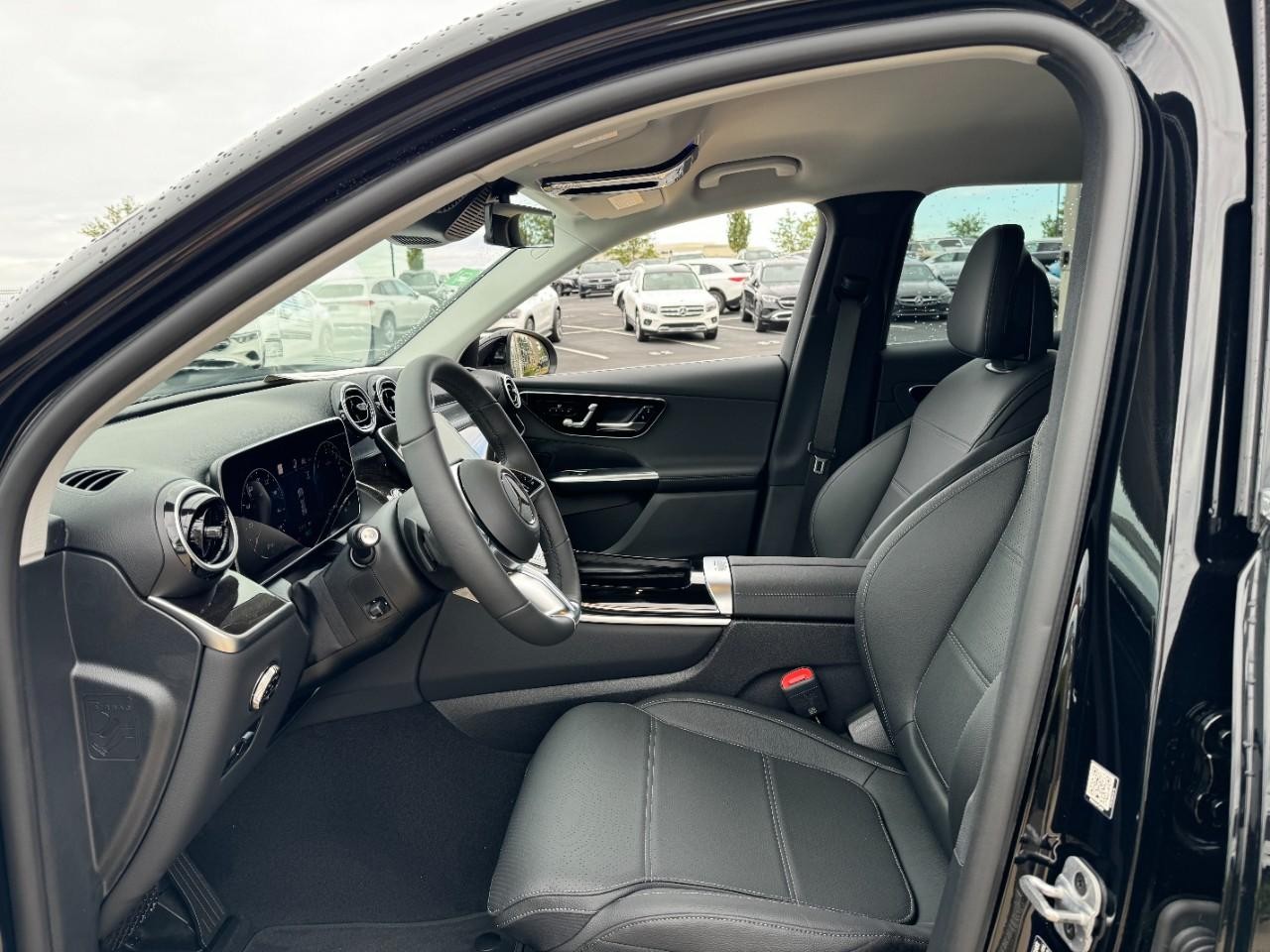 Mercedes-Benz GLC Vehicle Full-screen Gallery Image 26