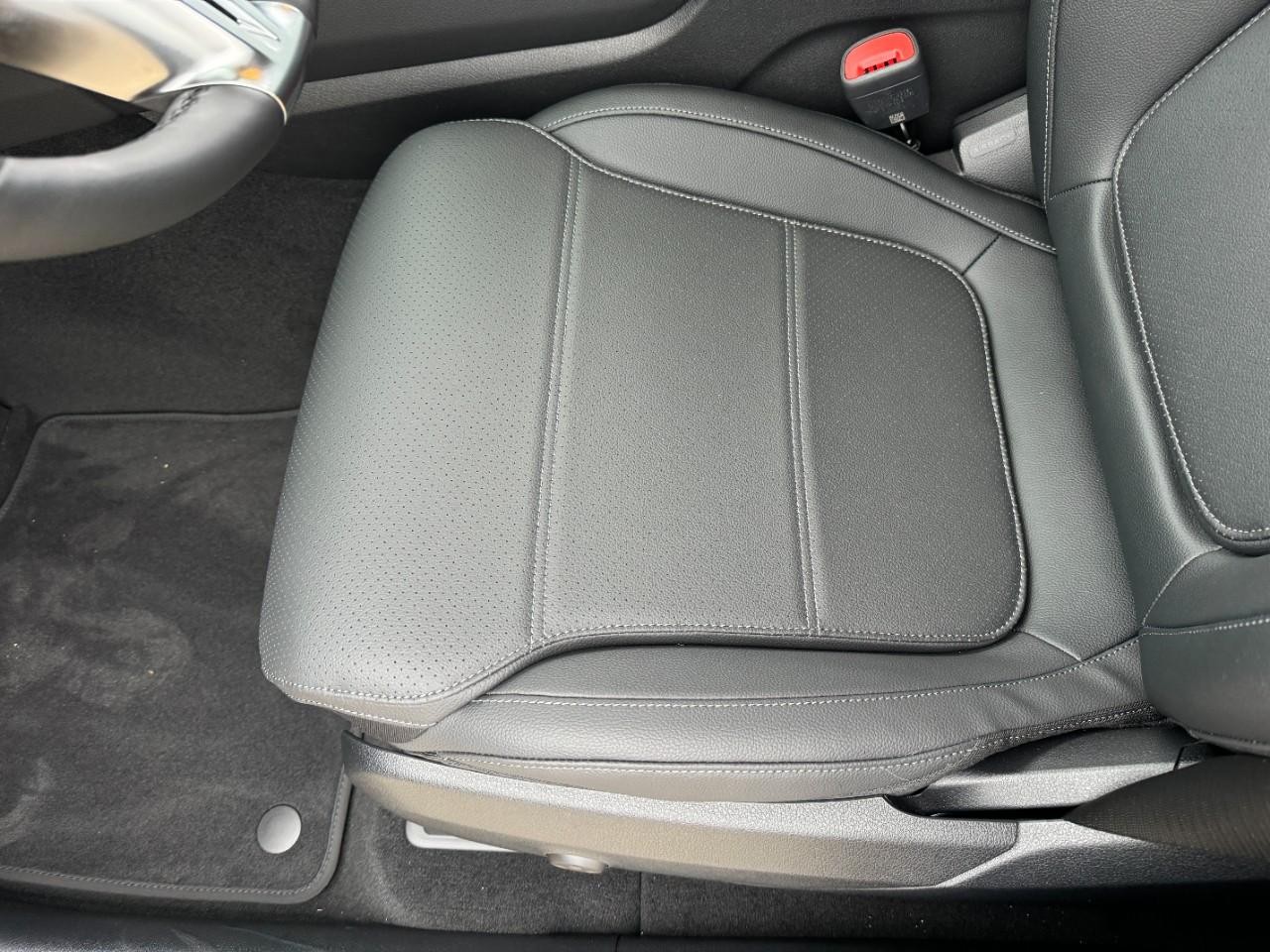 Mercedes-Benz GLC Vehicle Full-screen Gallery Image 27