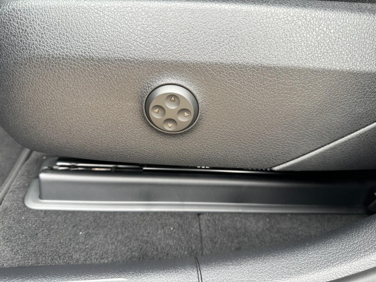 Mercedes-Benz GLC Vehicle Full-screen Gallery Image 28