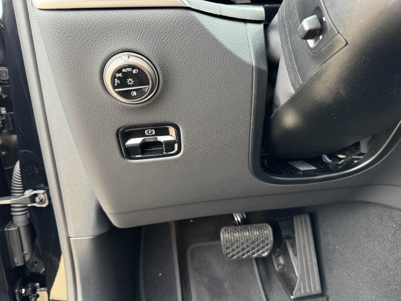 Mercedes-Benz GLC Vehicle Full-screen Gallery Image 29