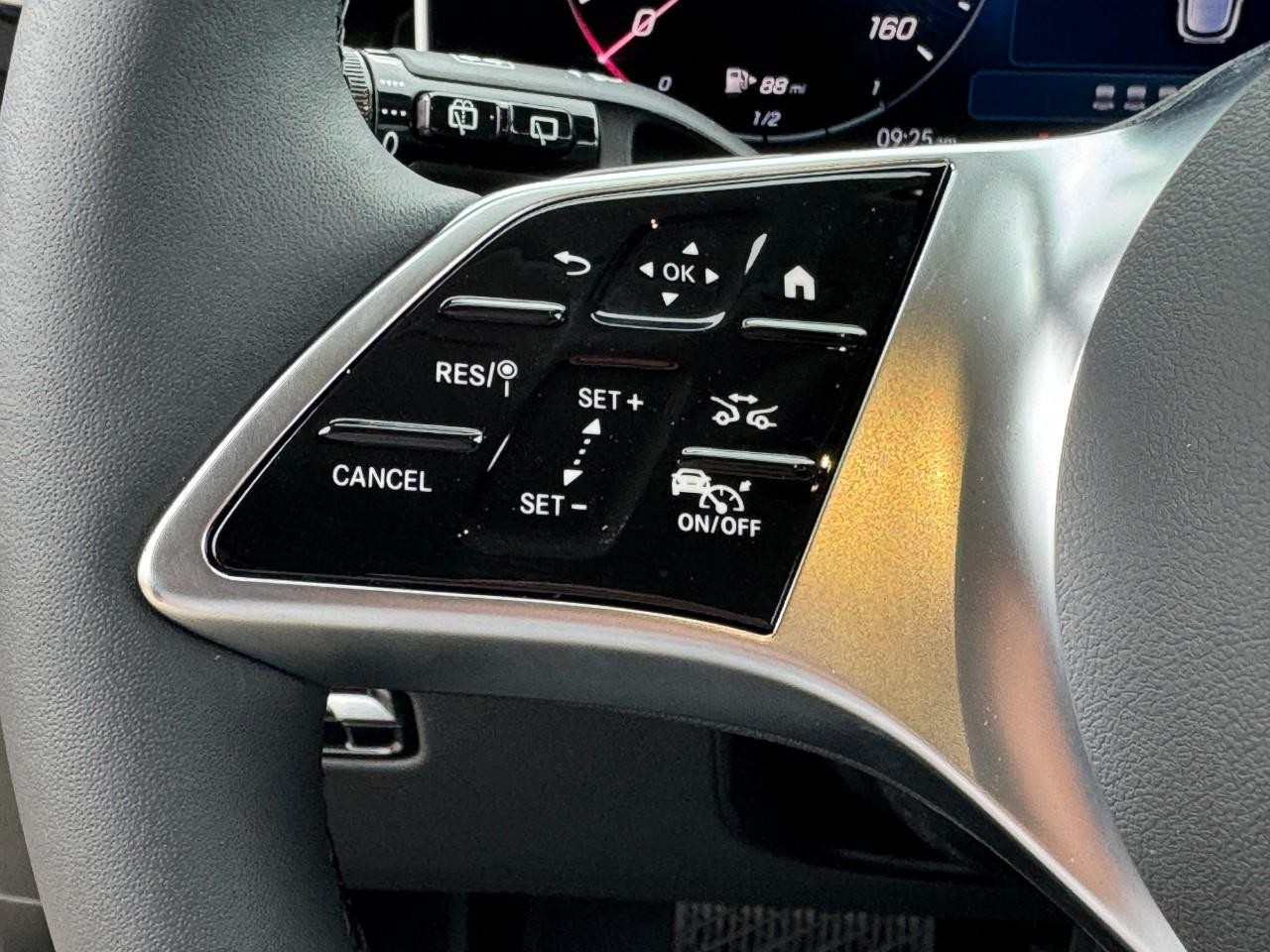 Mercedes-Benz GLC Vehicle Full-screen Gallery Image 30