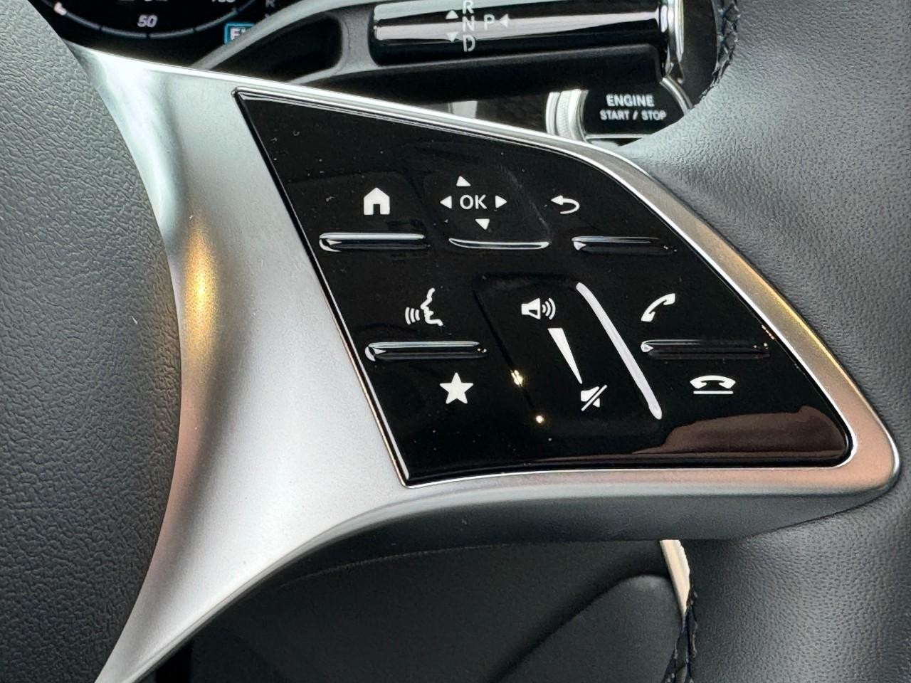 Mercedes-Benz GLC Vehicle Full-screen Gallery Image 31