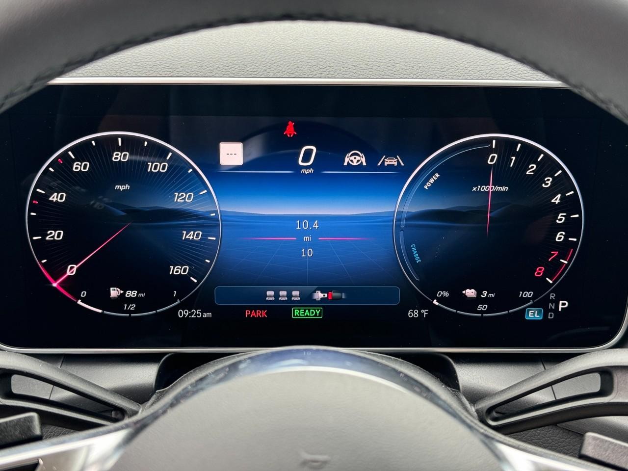 Mercedes-Benz GLC Vehicle Full-screen Gallery Image 32