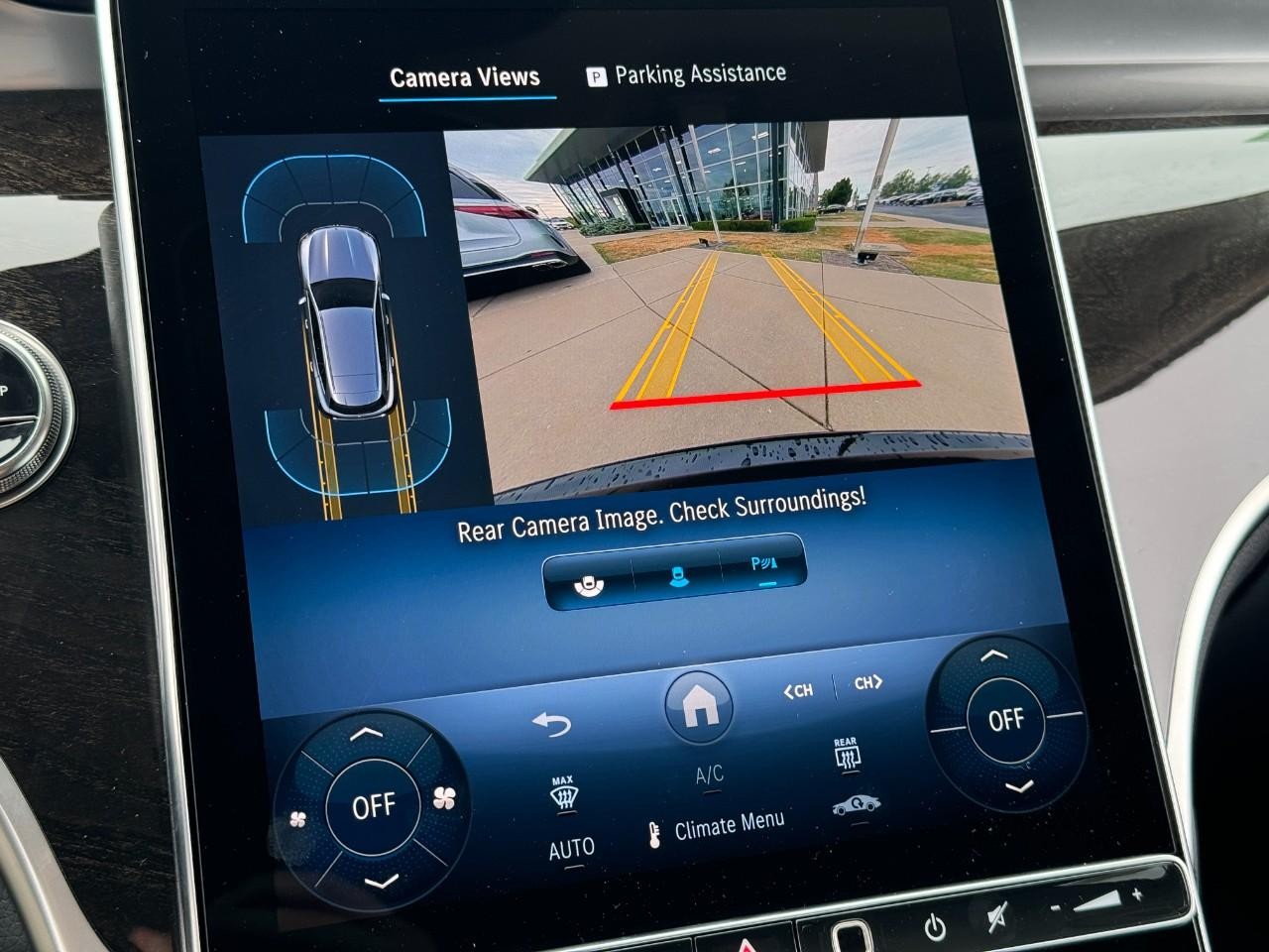 Mercedes-Benz GLC Vehicle Full-screen Gallery Image 34