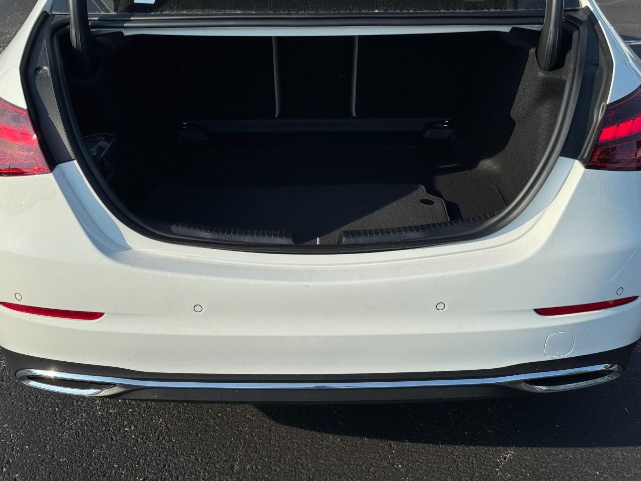 Mercedes-Benz C-Class Vehicle Full-screen Gallery Image 4