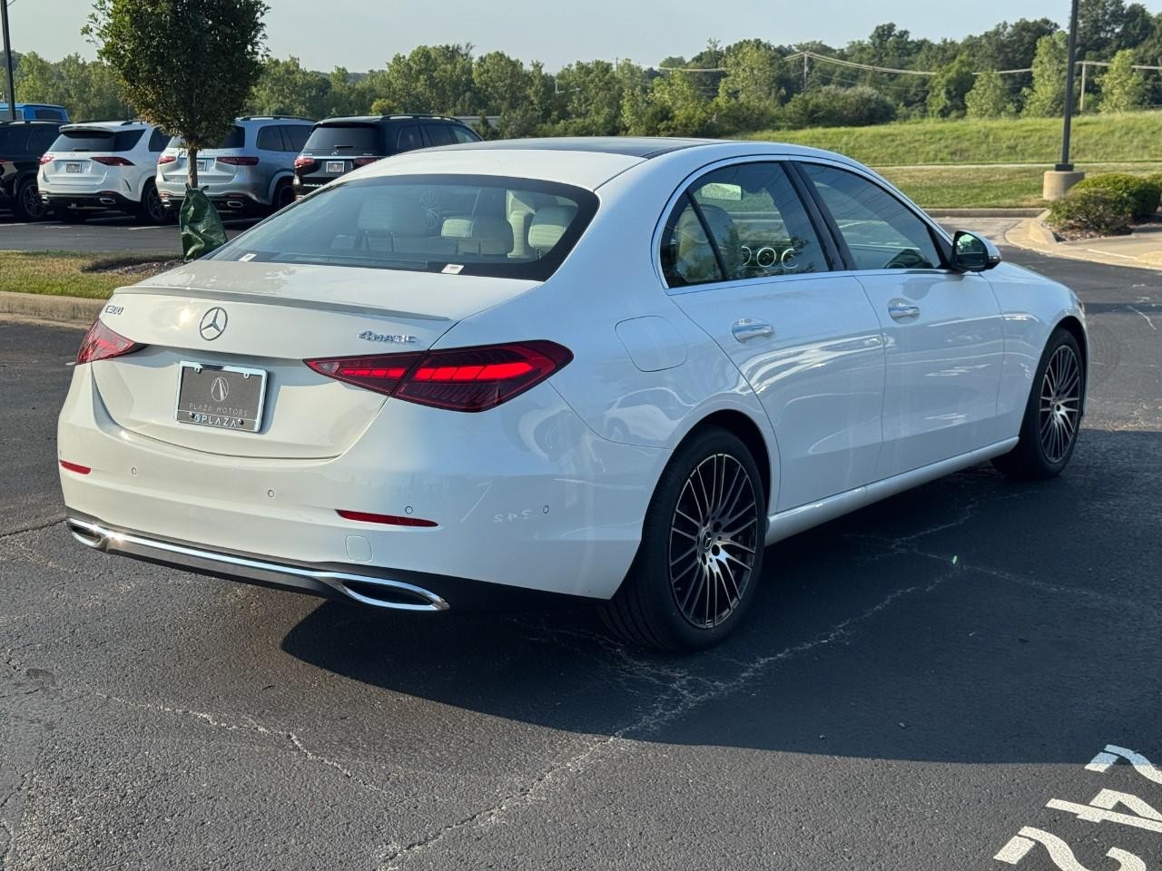 Mercedes-Benz C-Class Vehicle Full-screen Gallery Image 6