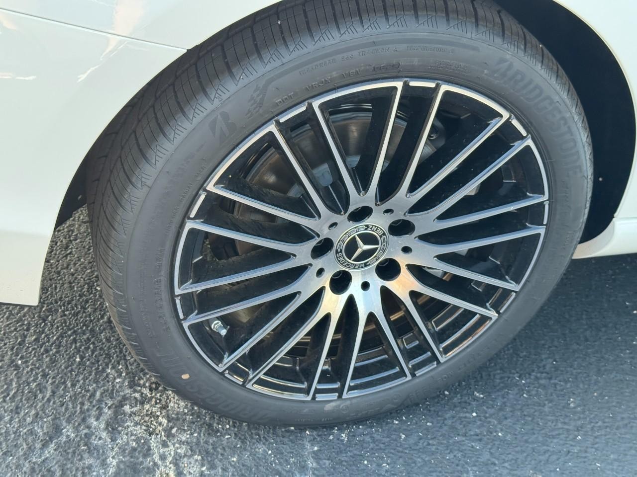 Mercedes-Benz C-Class Vehicle Full-screen Gallery Image 7