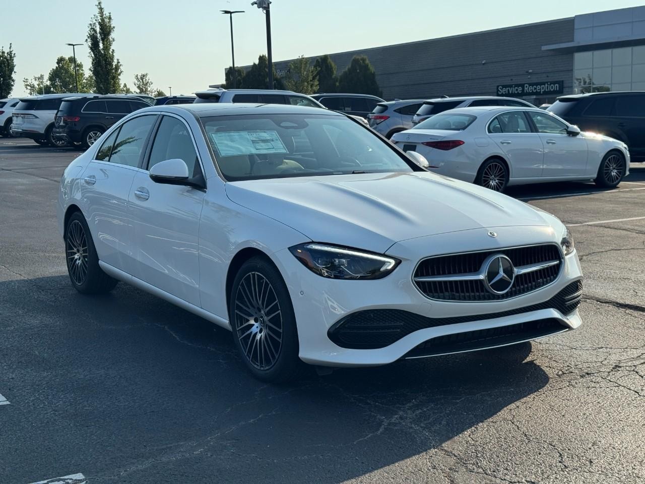 Mercedes-Benz C-Class Vehicle Full-screen Gallery Image 8