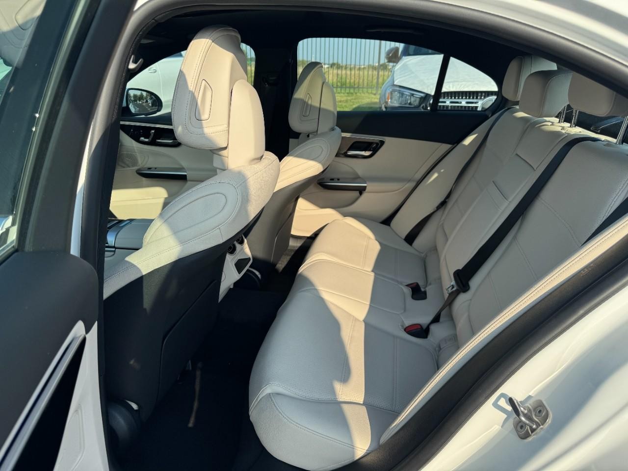 Mercedes-Benz C-Class Vehicle Full-screen Gallery Image 11